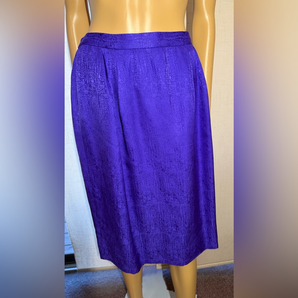 100% silk mid length skirt. Sz. 12